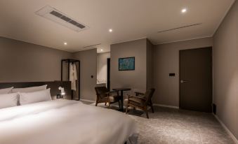 Queen Town Hotel - Housity