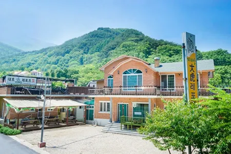 Namwon Jirisan Daeho Pension Отели рядом с достопримечательностью «Silsangsa Temple»
