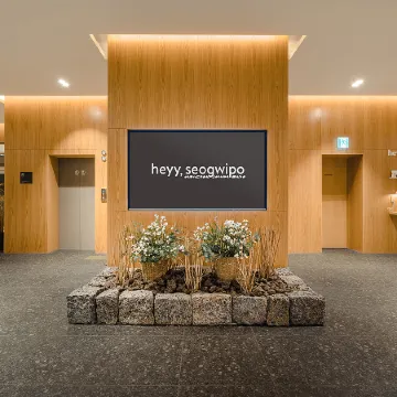 Heyy Seogwipo Hotel Отели рядом с достопримечательностью «Библиотека «Саммэбон»»