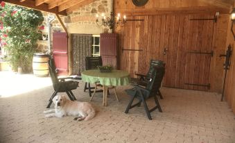Alluring Holiday Home with Pool Barbecue Sun Loungers - Housity