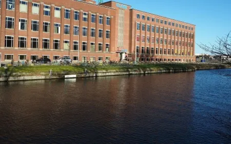 Clinknoord Hostel Отели рядом с достопримечательностью «Мост Питон»