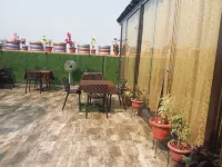 Kamals Inn Hotel dekat Gorakhnath Temple