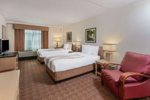 La Quinta Inn & Suites by Wyndham Garden City Hotels in East Garden City