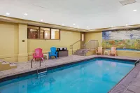 La Quinta Inn & Suites by Wyndham Salina - Swimmingpools