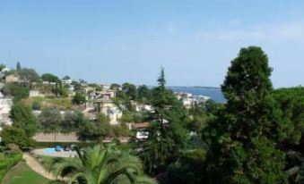 Two Bed Apartment in a Gated Residence with Gardens in Cannes with Sea Views 865