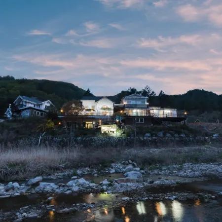 Gapyeong Terrace Pool Villa (Spa, Adjacent to Valley) Отели рядом с достопримечательностью «Астрономическая обсерватория «Космопия»»