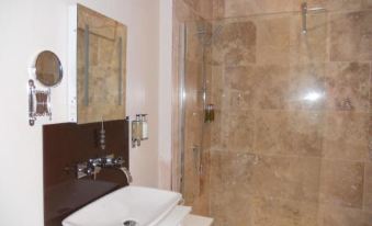 Sophia's - Housity