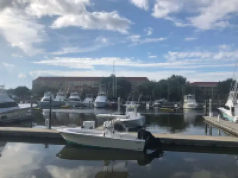 ลากินตา อินน์แอนด์สวีทส์ บายวินด์แฮม ชาร์ลสตัน ริเวอร์วิว โรงแรมในชาร์ลสตัน