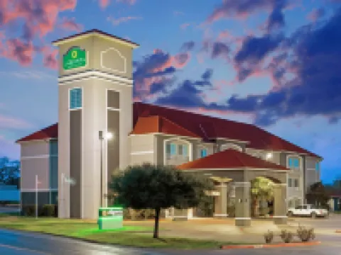 La Quinta Inn & Suites by Wyndham Fairfield TX Hotels in Freestone County