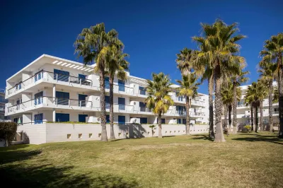 B06 - Top-Floor Marina 2 Bed Apartment Hotels in São Sebastião