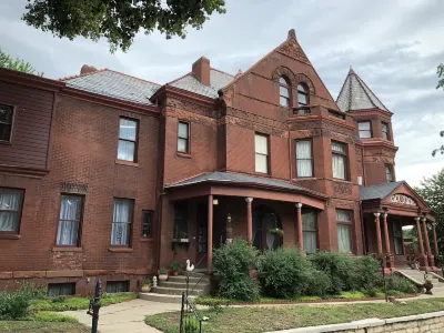 Vineyard Mansion Carriage House Hotels near rue21