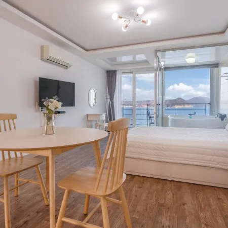 Geojedo Blue Mare Pension Отели рядом с достопримечательностью «Скала Синсондэ»