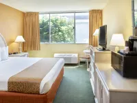 Airport Honolulu Hotel Отели рядом с достопримечательностью «Музей Байшоп»
