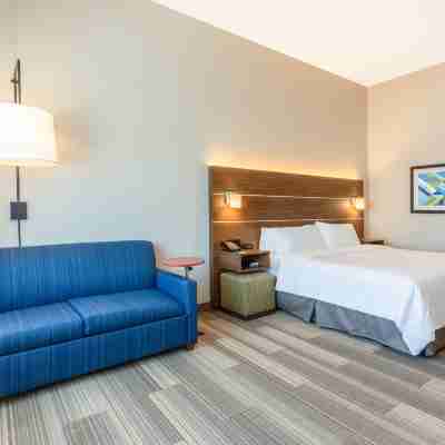 Holiday Inn Express & Suites Springfield North Rooms