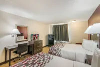Red Roof Inn & Suites Pensacola East - Milton - parking
