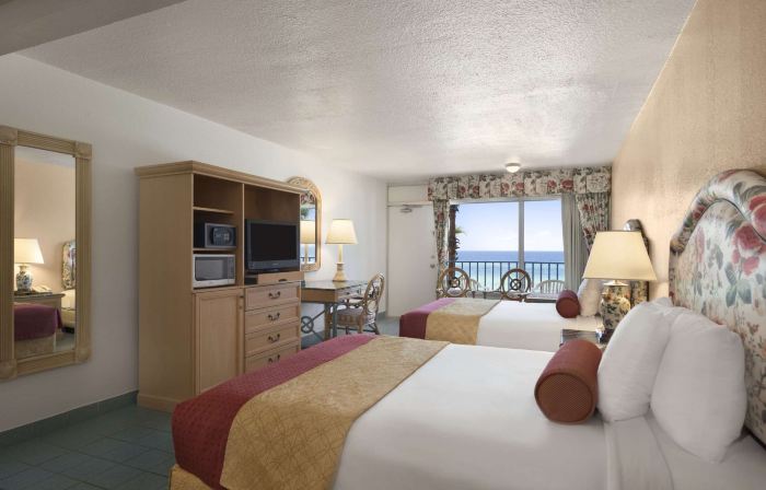 Days Inn by Wyndham Panama City Beach/Ocean Front