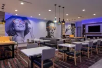 La Quinta Inn & Suites by Wyndham Greensboro Arpt High Point - 2-Star