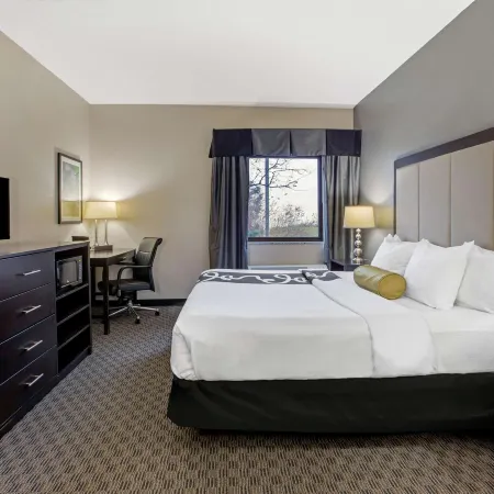 La Quinta Inn & Suites by Wyndham Detroit Metro Airport