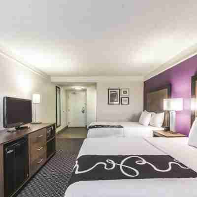 La Quinta Inn & Suites by Wyndham Cincinnati Sharonville Rooms
