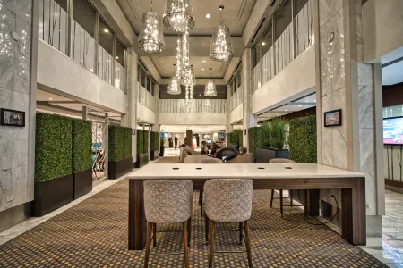 Holiday Inn Toronto Downtown Centre Отели рядом с достопримечательностью «CMU College of Makeup Art & Design»