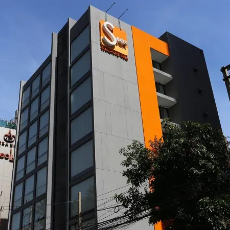 S Box Sukhumvit Hotel Отели рядом с достопримечательностью «Станция MRT Сукхумвит»