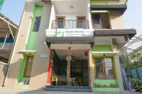 RedDoorz Near Kemang Square Hotels in Kemang