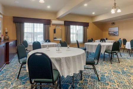 Best Western Plus Fredericton Hotel  Suites Отели рядом с достопримечательностью «Университет Нью Брансуик»