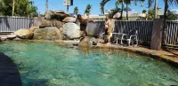 Reef Palms Motel Apartments - Hot Tub