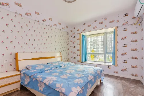 Travel On the Road of Jianmen Pass Apartment (Qingjiang Road)