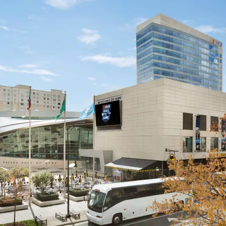 Embassy Suites by Hilton Charlotte Uptown Отели рядом с достопримечательностью «Площадь Духа/Центр исполнит. искусств Блюменталь»