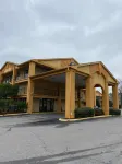 Days Inn & Suites by Wyndham Mobile Hotels near Walgreens