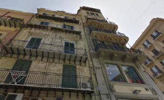 Vittorio Emanuele & Via Roma Colorful Apartment