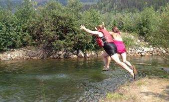 Summit River Lodge & Campsites