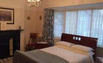 Hillcrest House Bed & Breakfast - Housity