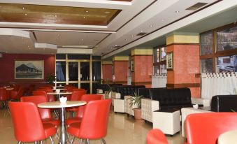 a large dining room with multiple tables and chairs , as well as a bar area at Hotel Liss