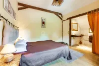 Chambres d'Hotes Domaine de l'Isle فنادق في Villeny