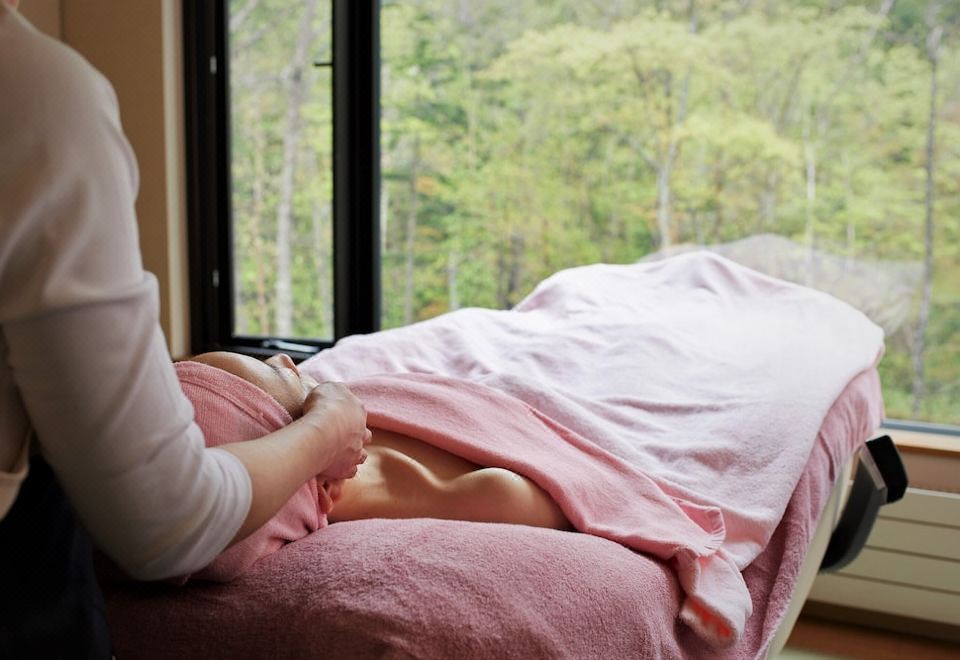 오쿠조잔케이 온센 카쇼 교엔의 고급스러운 객실 내부 모습입니다.