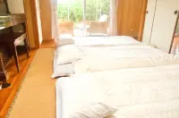 Guest House Hibiscus Hotels in Higashi