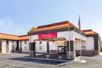 Ramada by Wyndham Hendersonville Hotel di Blue Ridge