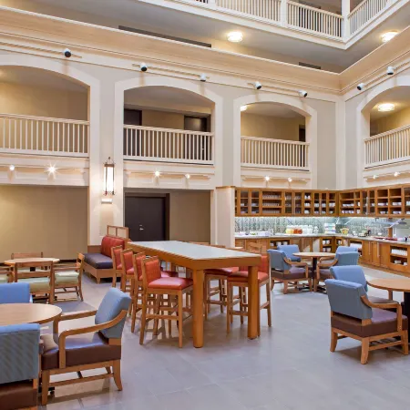 Hyatt Place New Orleans Convention Center Отели рядом с достопримечательностью «Конференц-центр Morial»