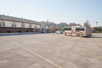 Super 8 by Wyndham Grayson - parking