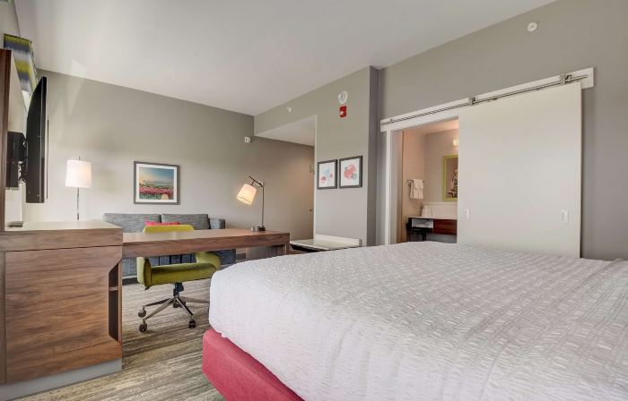 Hampton Inn and Suites Williamstown Ark Encounter