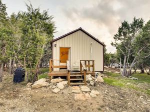 Lakehills Cabin with Fire Pit, Near Medina Lake!