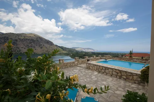 Linda's Villa in Unrivalled Position in Kournas - Amazing View!