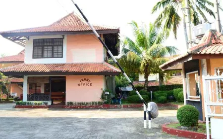 RedDoorz Plus Near Tugu Mercusuar Anyer Отели в г. Серанг