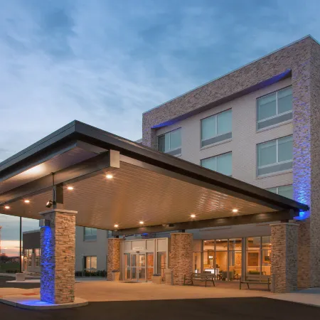 Holiday Inn Express & Suites STERLING HEIGHTS-DETROIT AREA by IHG