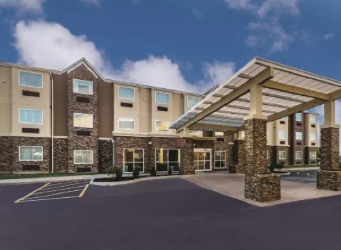 La Quinta Inn & Suites by Wyndham Collinsville - St. Louis