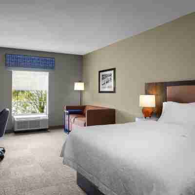 Hampton Inn & Suites State College at Williamsburg Square Rooms