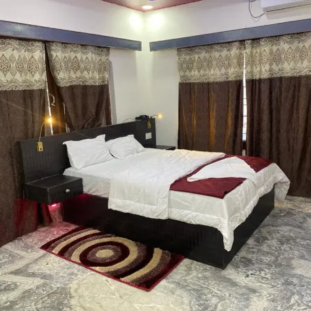 Royalwood City Inn