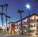 Studio 6 Suites Stockton, CA – Waterfront Hotel dekat Sky Zone Trampoline Park Stockton